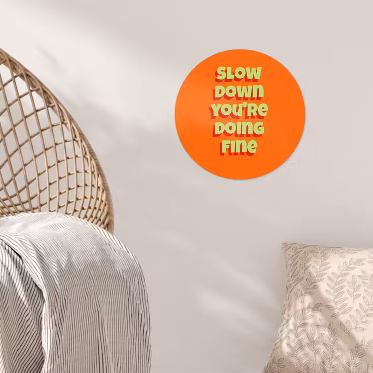 Slow down you're doing fine - Oranje - Simple Wandcirkel behangsticker klein -sfeer4