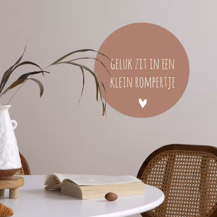 Spreuken - Geluk zit in een klein rompertje - Quotes Wandcirkel behangsticker klein -sfeer3