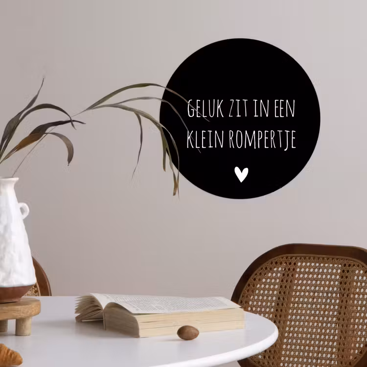 Spreuken - Quotes - Geluk zit in een klein rompertje Wandcirkel behangsticker klein -sfeer3