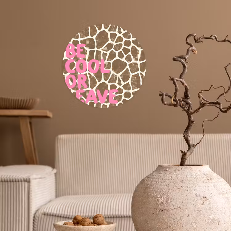 Tekst - Be cool or leave - Roze - Giraffenprint Wandcirkel behangsticker klein -sfeer1