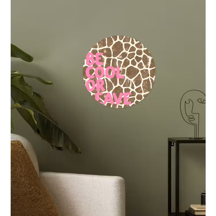 Tekst - Be cool or leave - Roze - Giraffenprint Wandcirkel behangsticker klein -sfeer2