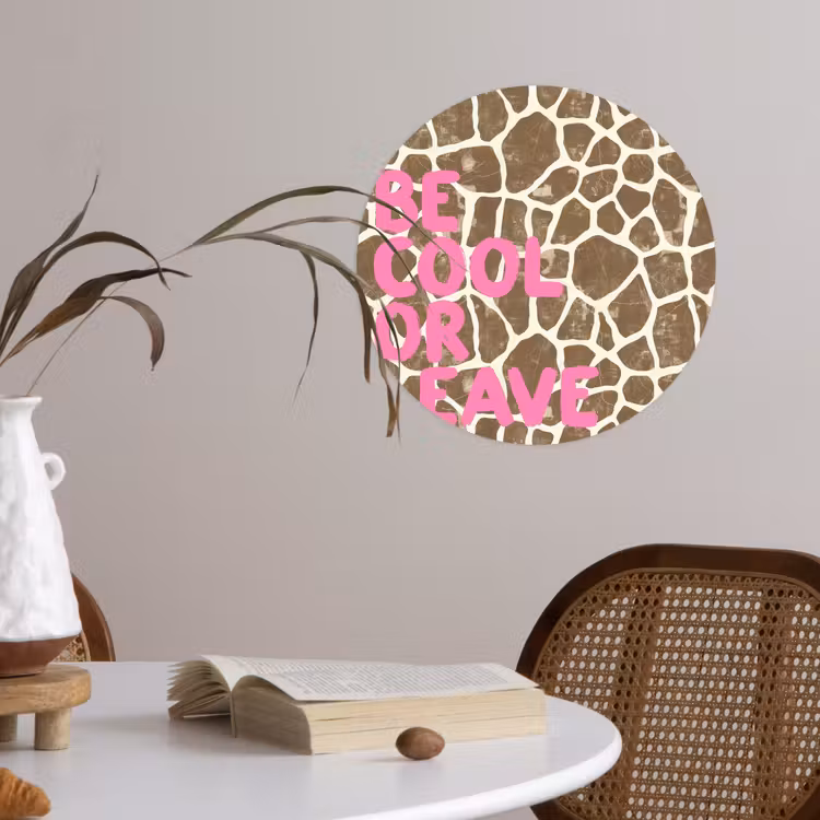 Tekst - Be cool or leave - Roze - Giraffenprint Wandcirkel behangsticker klein -sfeer3
