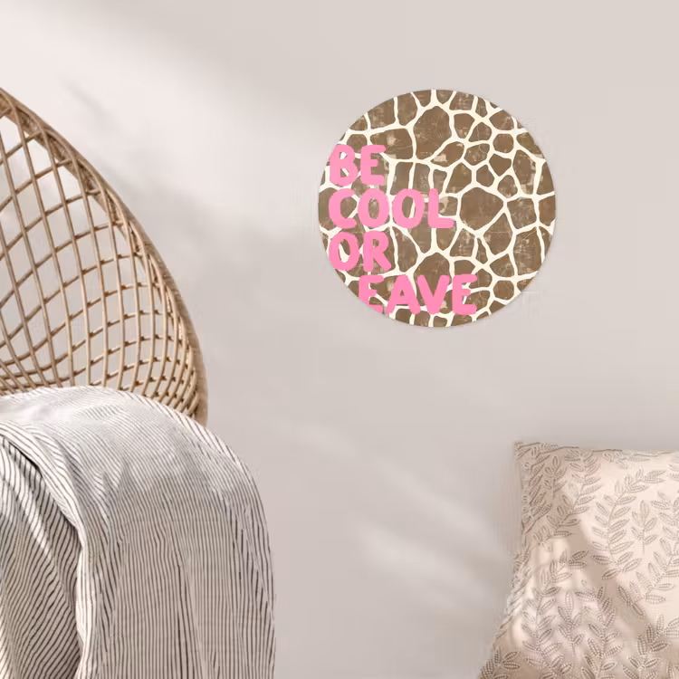 Tekst - Be cool or leave - Roze - Giraffenprint Wandcirkel behangsticker klein -sfeer4