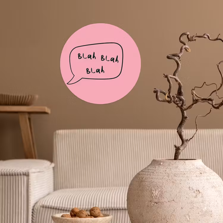 Tekstwolkje - BLAH BLAH BLAH - Roze Wandcirkel behangsticker klein -sfeer1