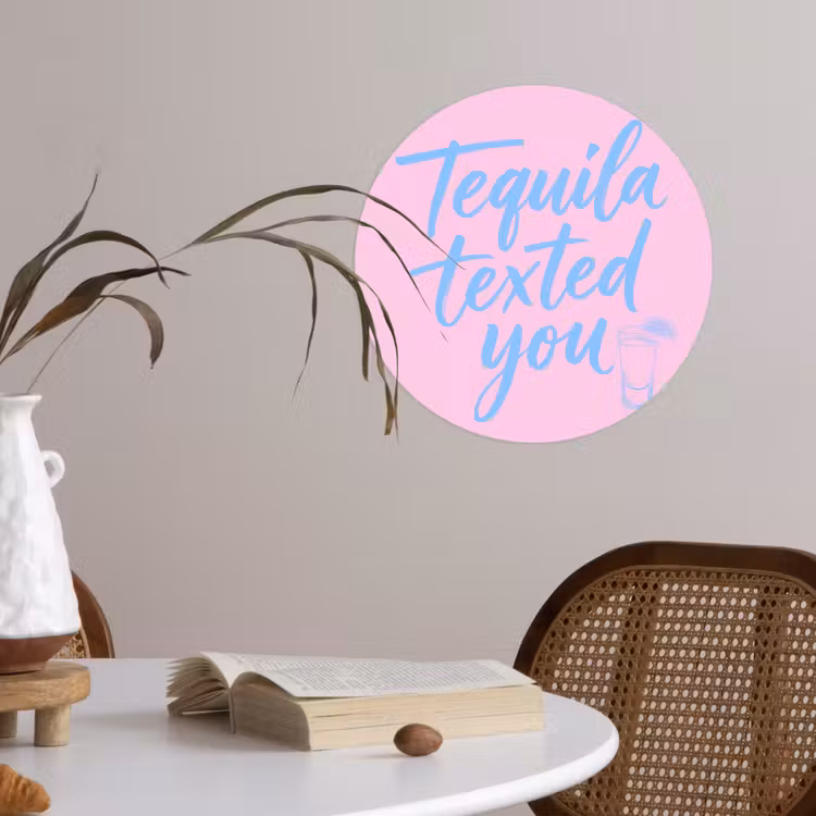 Tequila texted you - Roze - Blauw Wandcirkel behangsticker klein -sfeer3