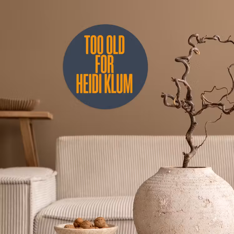 Too old for heidi klum - Geel - Blauw Wandcirkel behangsticker klein -sfeer1