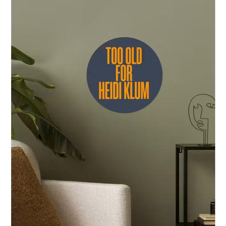 Too old for heidi klum - Geel - Blauw Wandcirkel behangsticker klein -sfeer2