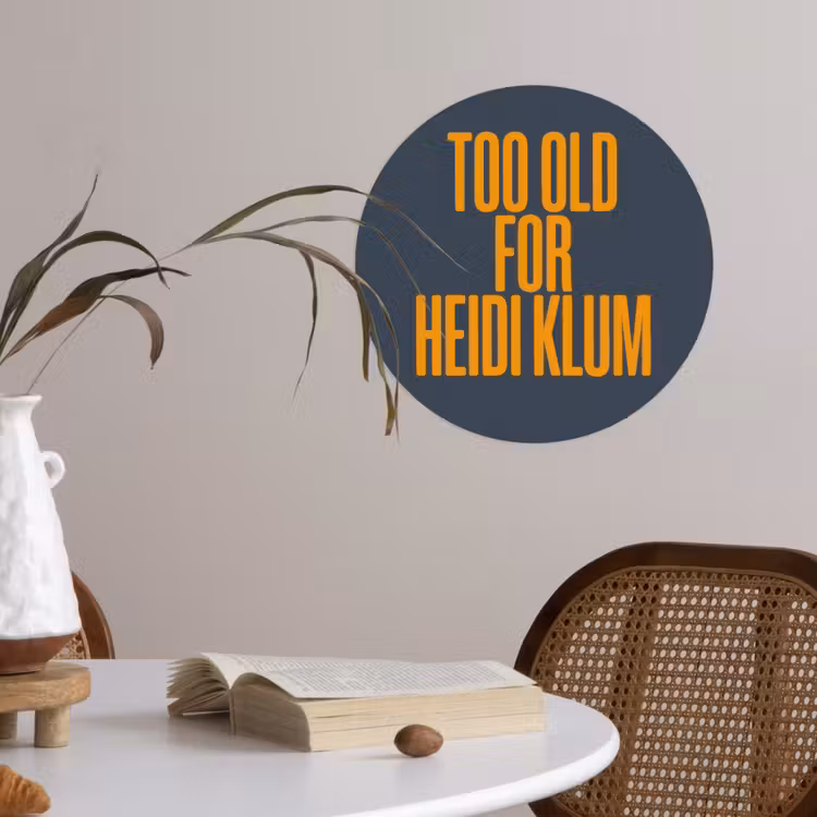 Too old for heidi klum - Geel - Blauw Wandcirkel behangsticker klein -sfeer3