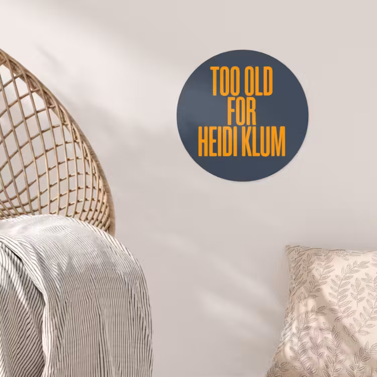 Too old for heidi klum - Geel - Blauw Wandcirkel behangsticker klein -sfeer4