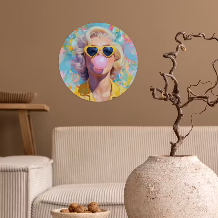 Vrouw - Blond - Roze kauwgom - Kleurrijk - Pastel Wandcirkel behangsticker klein -sfeer1