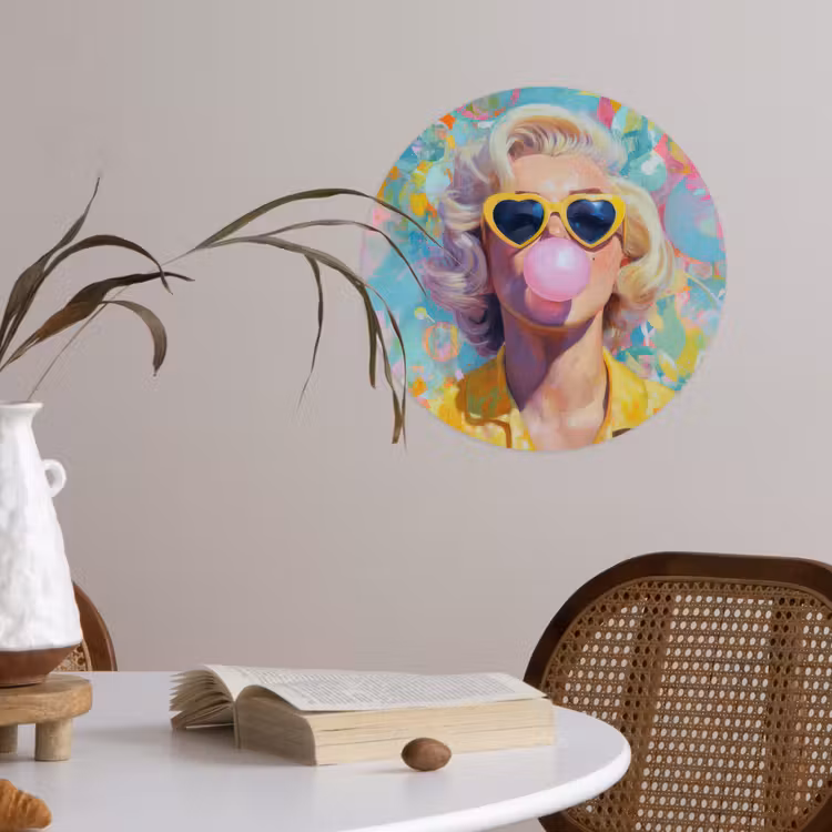 Vrouw - Blond - Roze kauwgom - Kleurrijk - Pastel Wandcirkel behangsticker klein -sfeer3