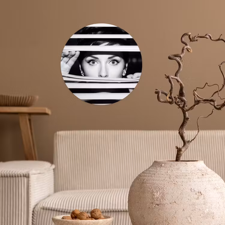 Vrouw - Jaloezieën - Portret - Zwart-wit Wandcirkel behangsticker klein -sfeer1