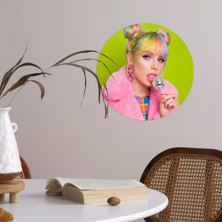 Vrouw - Kleurrijk haar - Pop art - Modern - Levendig Wandcirkel behangsticker klein -sfeer3