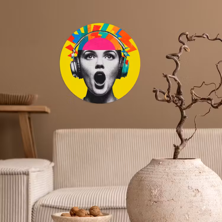 Vrouw - Koptelefoon - Geel Wandcirkel behangsticker klein -sfeer1