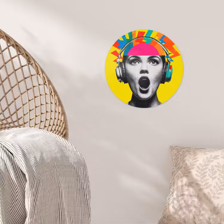 Vrouw - Koptelefoon - Geel Wandcirkel behangsticker klein -sfeer4