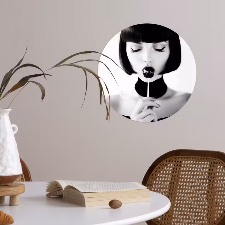 Vrouw - Lolly - Zwart - Wit Wandcirkel behangsticker klein -sfeer3