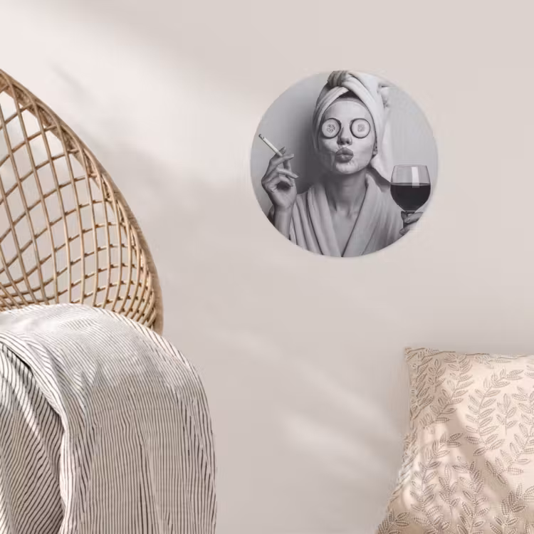 Vrouw - Masker - Wijn - Sigaret Wandcirkel behangsticker klein -sfeer4