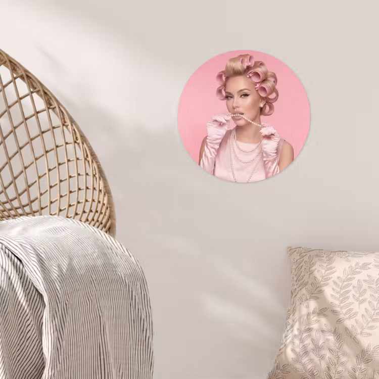 Vrouw - Roze - Parelketting - Krulspelden Wandcirkel behangsticker klein -sfeer4