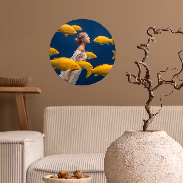 Vrouw - Vis - Water - Natuur - Geel Wandcirkel behangsticker klein -sfeer1