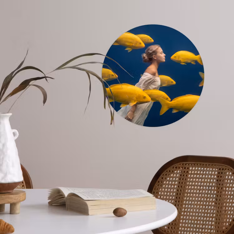 Vrouw - Vis - Water - Natuur - Geel Wandcirkel behangsticker klein -sfeer3