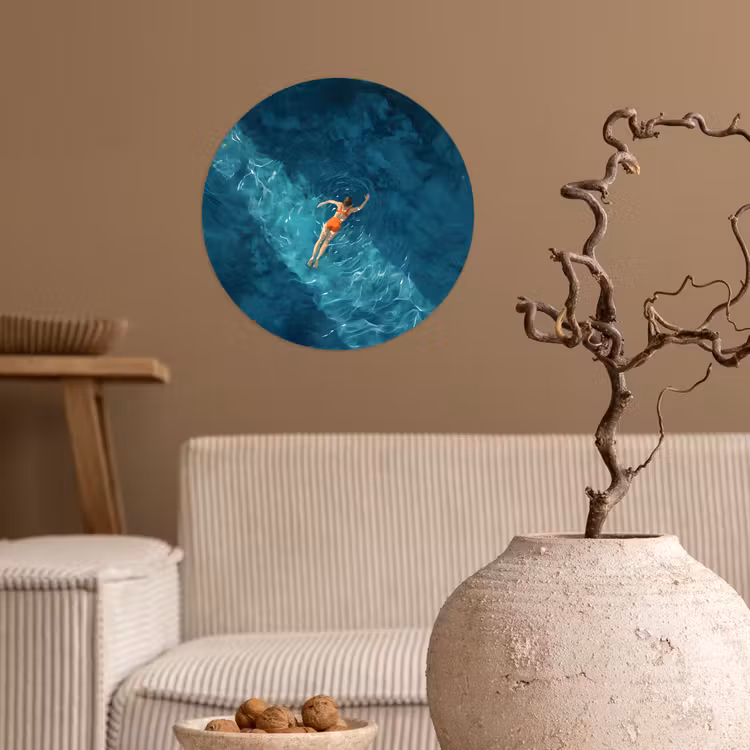 Vrouw - Water - Bikini - Oranje Wandcirkel behangsticker klein -sfeer1