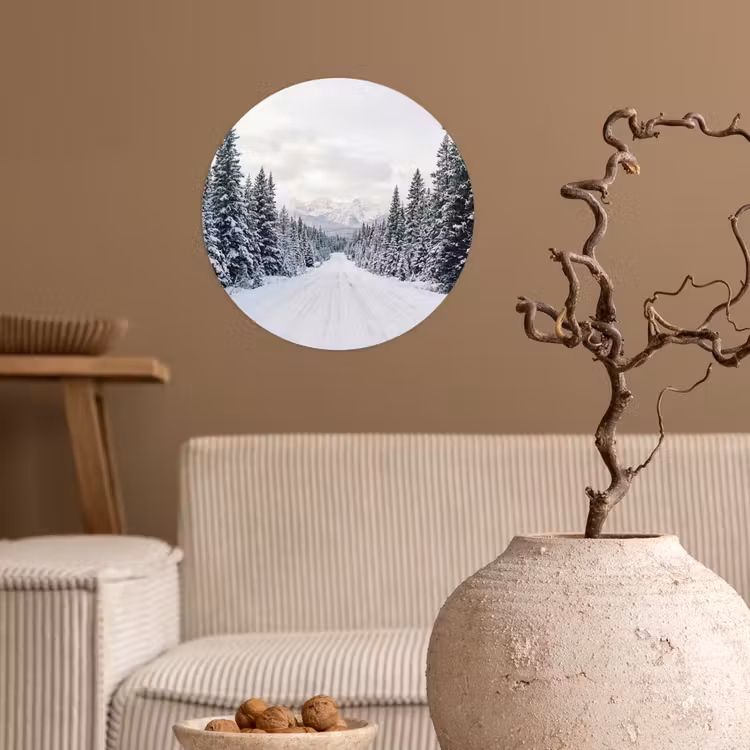 Weg - Sneeuw - Naaldbos - Winter - Avontuurlijk Wandcirkel behangsticker klein -sfeer1