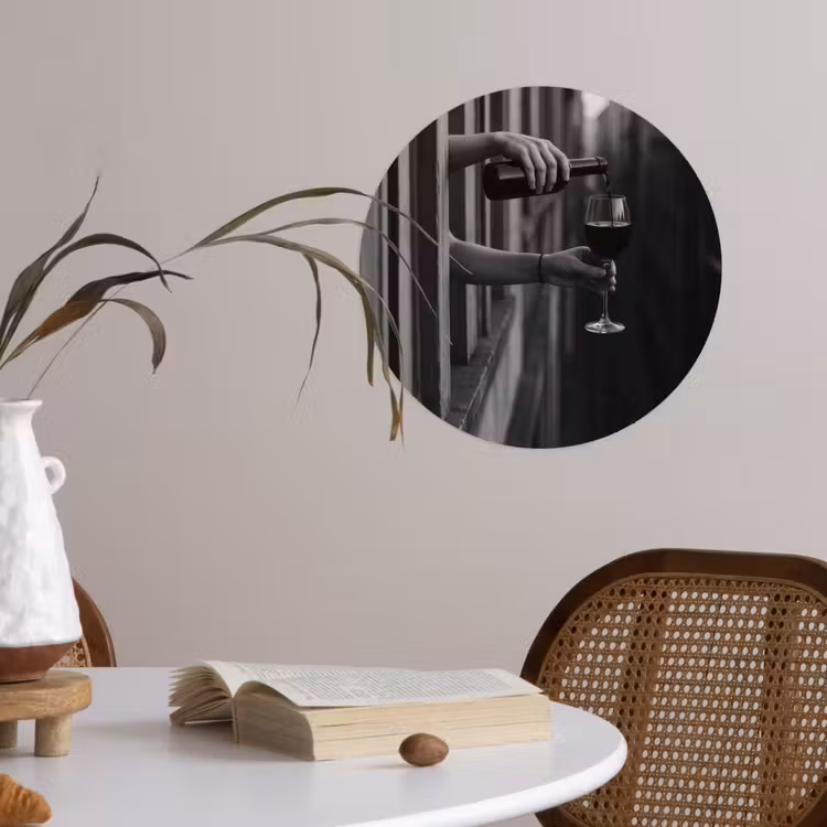 Wijnfles - Glas - Handen - Raam Wandcirkel behangsticker klein -sfeer3