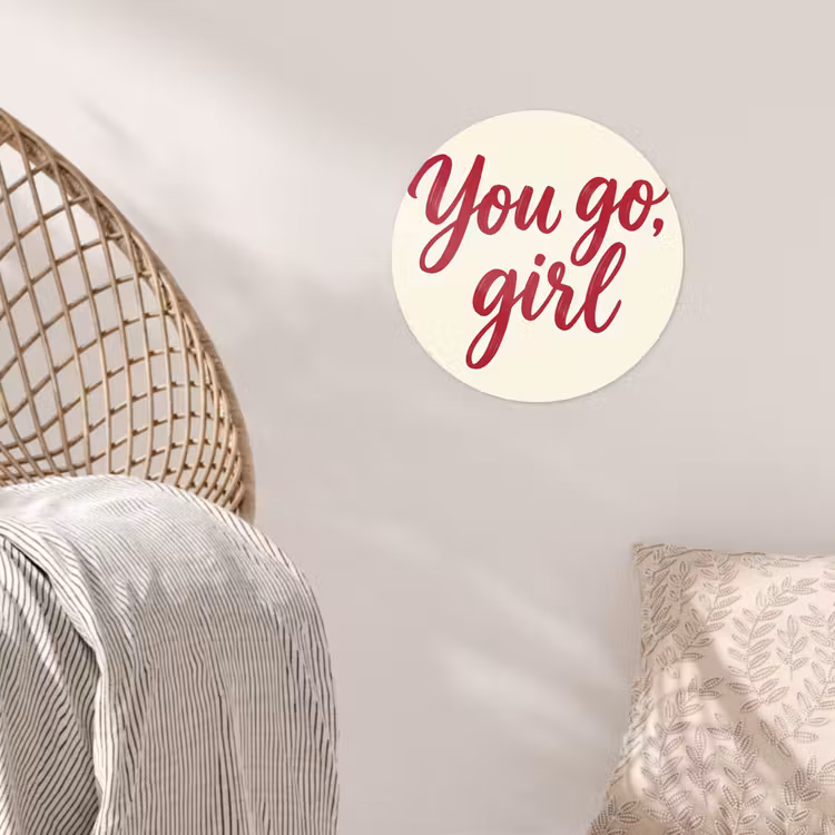you go girl - Rood - Wit Wandcirkel behangsticker klein -sfeer4