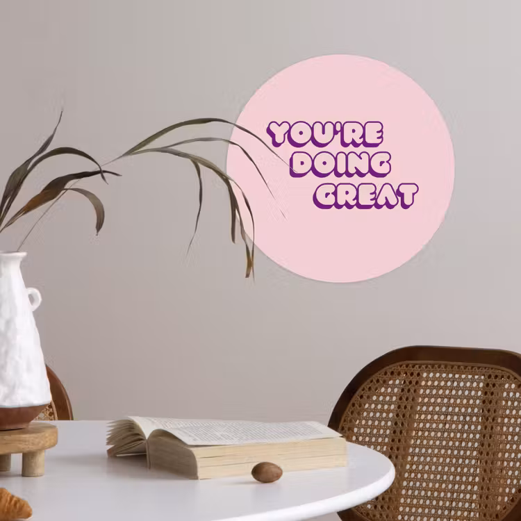 You're doing great - Roze - Bubble letters Wandcirkel behangsticker klein -sfeer3