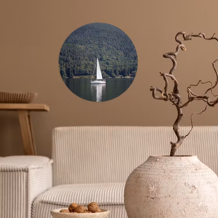 Zeilboot - Water - Bergen - Natuur - Groen Wandcirkel behangsticker klein -sfeer1