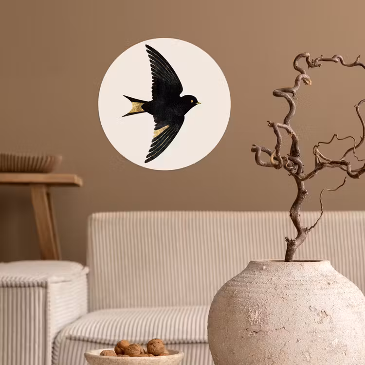 Zwarte zwaluw - Gouden accenten - Lichte achtergrond Wandcirkel behangsticker klein -sfeer1