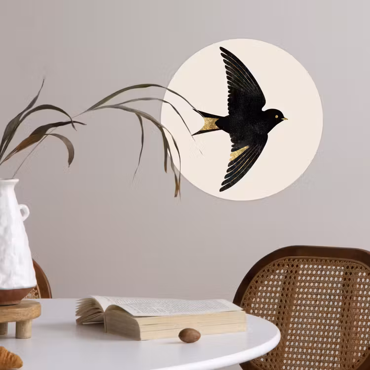 Zwarte zwaluw - Gouden accenten - Lichte achtergrond Wandcirkel behangsticker klein -sfeer3