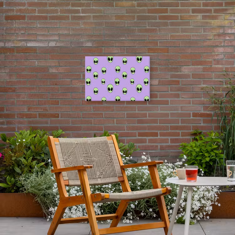 Alien - Retro - Lila Tuinposter op houten frame 2 cm dik klein 845 -sfeer3