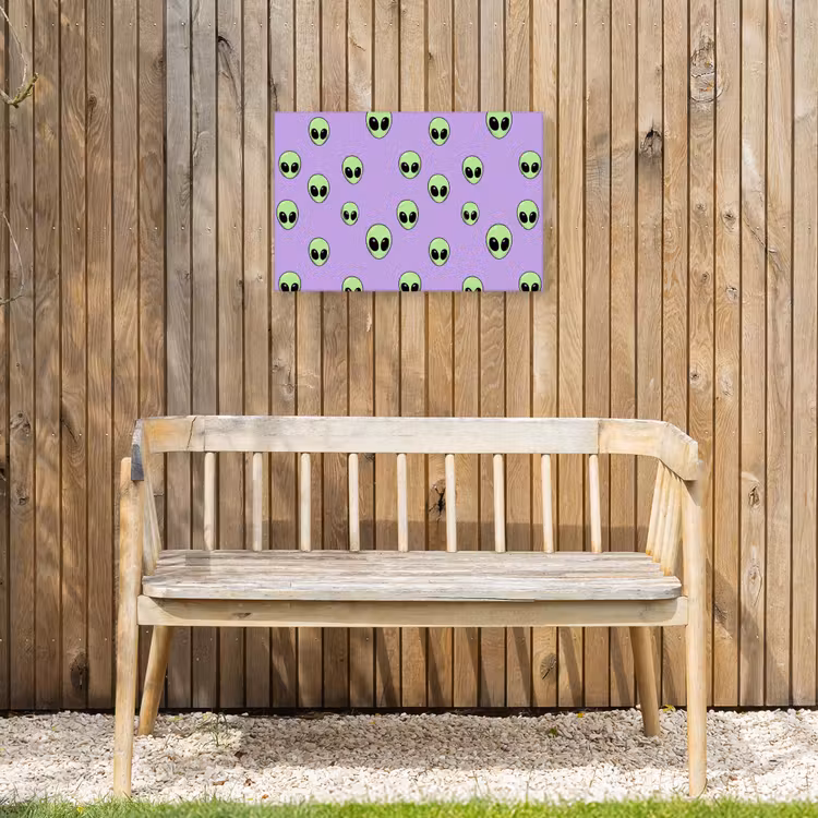 Alien - Retro - Lila Tuinposter op houten frame 2 cm dik klein 845 -sfeer4