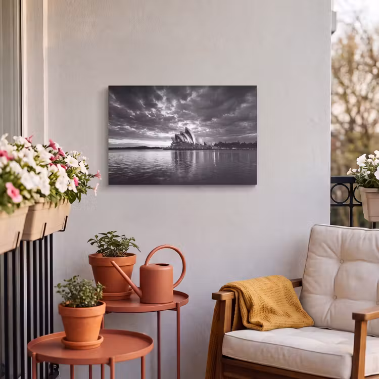 Architectuur - Water - Stad - Modern - Zwart-wit Tuinposter op houten frame 2 cm dik klein -sfeer1