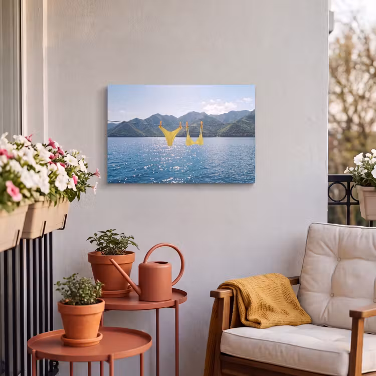 Badmode - Bikini - Zee - Bergen - Geel Tuinposter op houten frame 2 cm dik klein -sfeer1