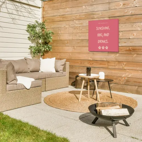 BBQ - Quote - Roze - Zomer Tuinposter op houten frame 2 cm dik middel -sfeer2
