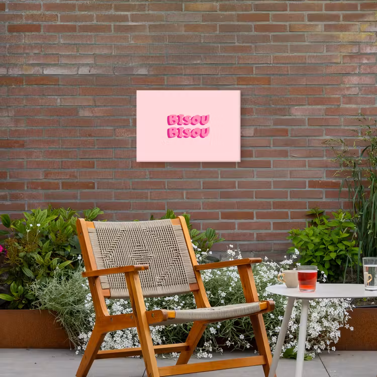 Bisou - Roze - Dikke letters Tuinposter op houten frame 2 cm dik klein -sfeer3