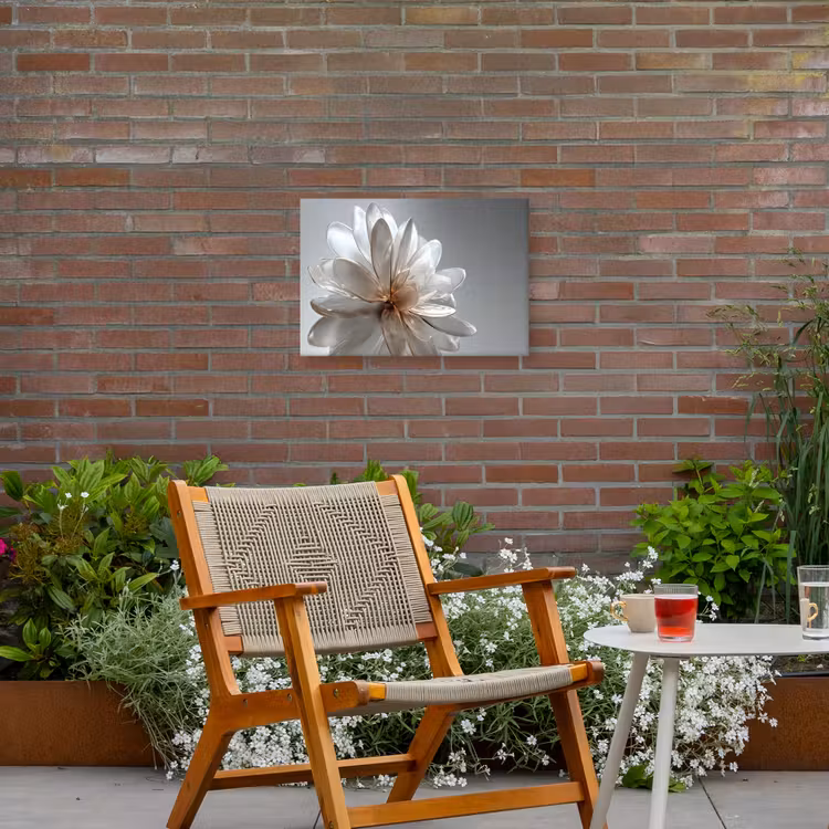 Bloem - Wit - Neutraal Tuinposter op houten frame 2 cm dik klein -sfeer3