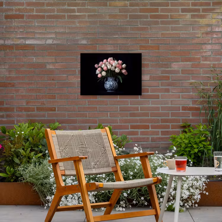 Bloemen - Roze - Tulpen - Vaas Tuinposter op houten frame 2 cm dik klein -sfeer3