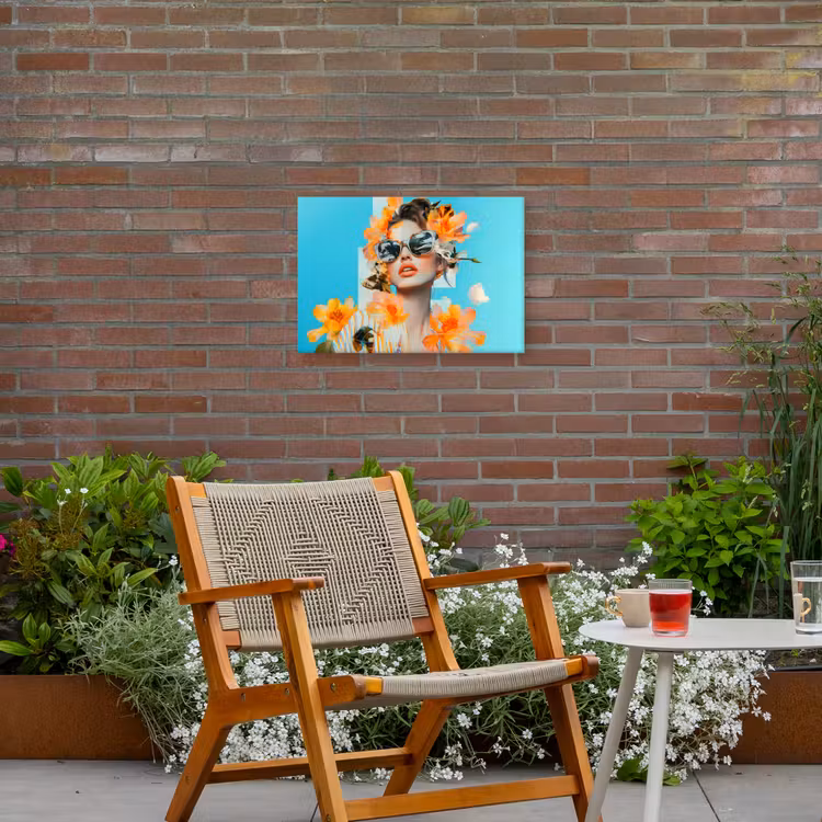 Bloemen - Vrouw - Zonnebril - Blauw Tuinposter op houten frame 2 cm dik klein -sfeer3
