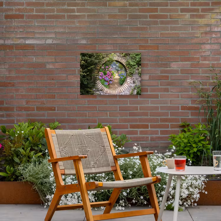 Bloemrijke tuinpoort Tuinposter op houten frame 2 cm dik klein -sfeer3