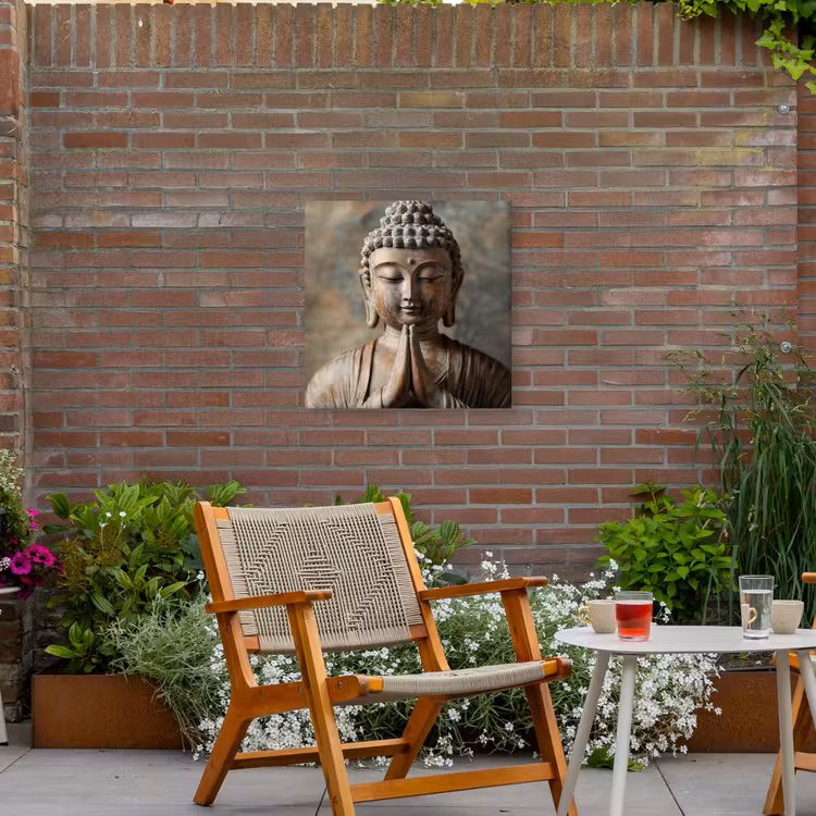 Boedha - Beeld - Bruin - Rust Tuinposter op houten frame 2 cm dik middel -sfeer3