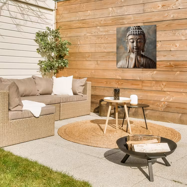 Boedha - Beeld - Bruin - Rust Tuinposter op houten frame 2 cm dik middel -sfeer2