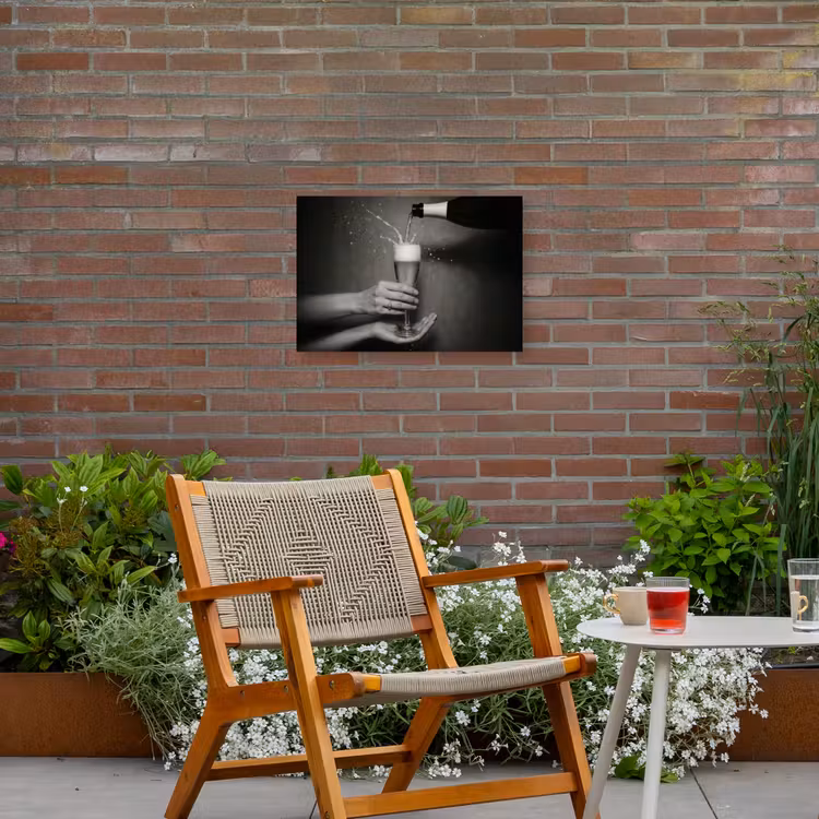 Champagnefles - Glas - Minimalistisch - Spetters Tuinposter op houten frame 2 cm dik klein -sfeer3