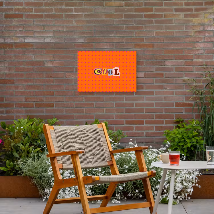 Cool - Stippen - Oranje Tuinposter op houten frame 2 cm dik klein -sfeer3