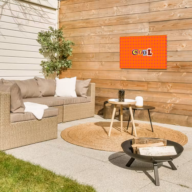 Cool - Stippen - Oranje Tuinposter op houten frame 2 cm dik klein -sfeer2