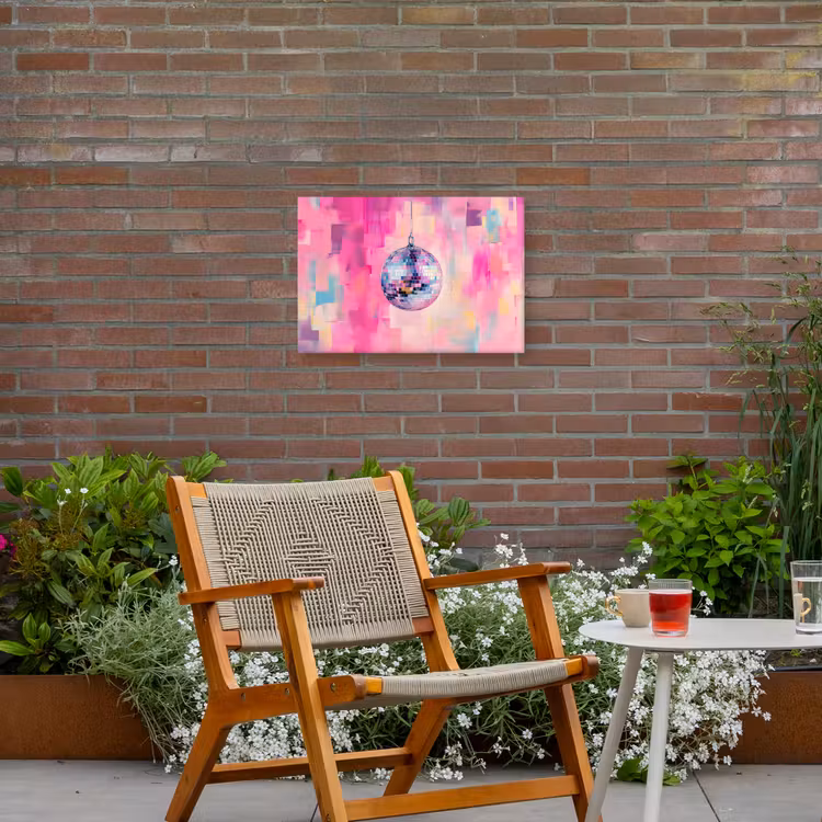Discobal - Pink - Verf Tuinposter op houten frame 2 cm dik klein -sfeer3