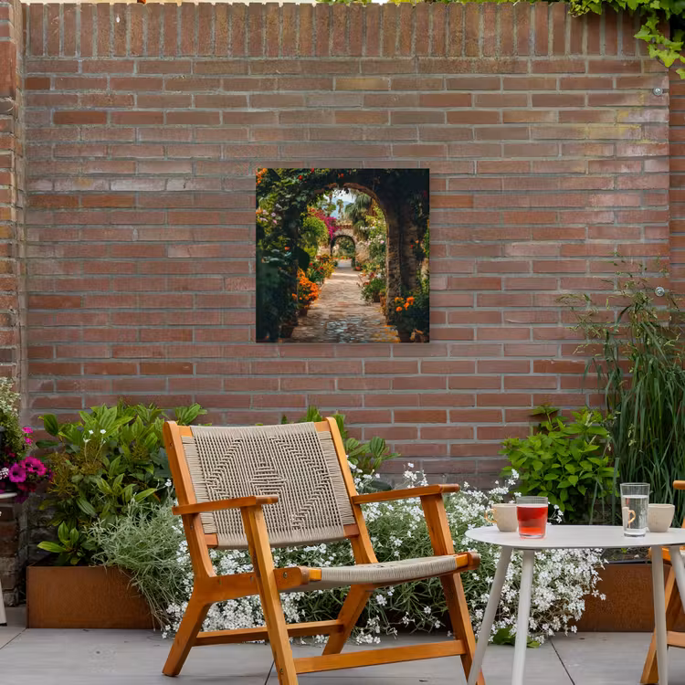 Doorkijk - Bloemen - Poort - Stenen Tuinposter op houten frame 2 cm dik middel -sfeer3