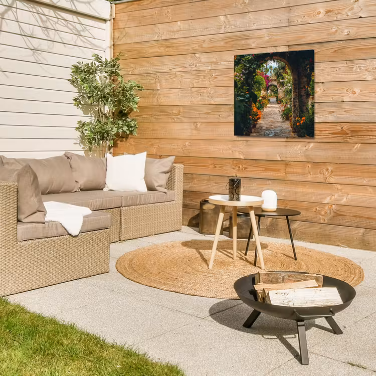 Doorkijk - Bloemen - Poort - Stenen Tuinposter op houten frame 2 cm dik middel -sfeer2
